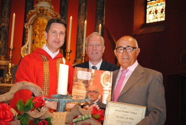 Op de foto vlnr: pastoor Pisters, voorzitter Thijs Cleuters en Jef Huits.